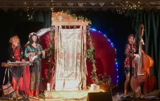 Trio Fidji Phoenix Sisters en concert à Montagny, devant leur cabane de scène décorée
