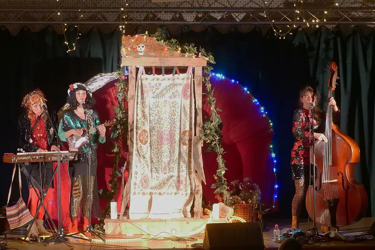 Trio Fidji Phoenix Sisters en concert à Montagny, devant leur cabane de scène décorée