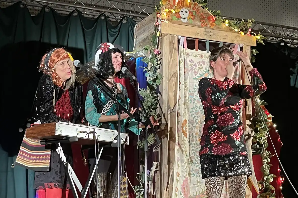 Fidji Phoenix Sisters chantent et jouent devant leur décor lors du concert à Montagny