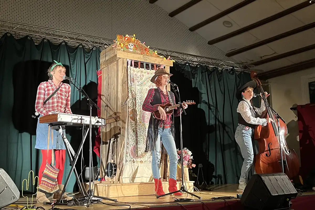 Fidji Phoenix Sisters sur scène en tenue country lors de leur concert à Montagny