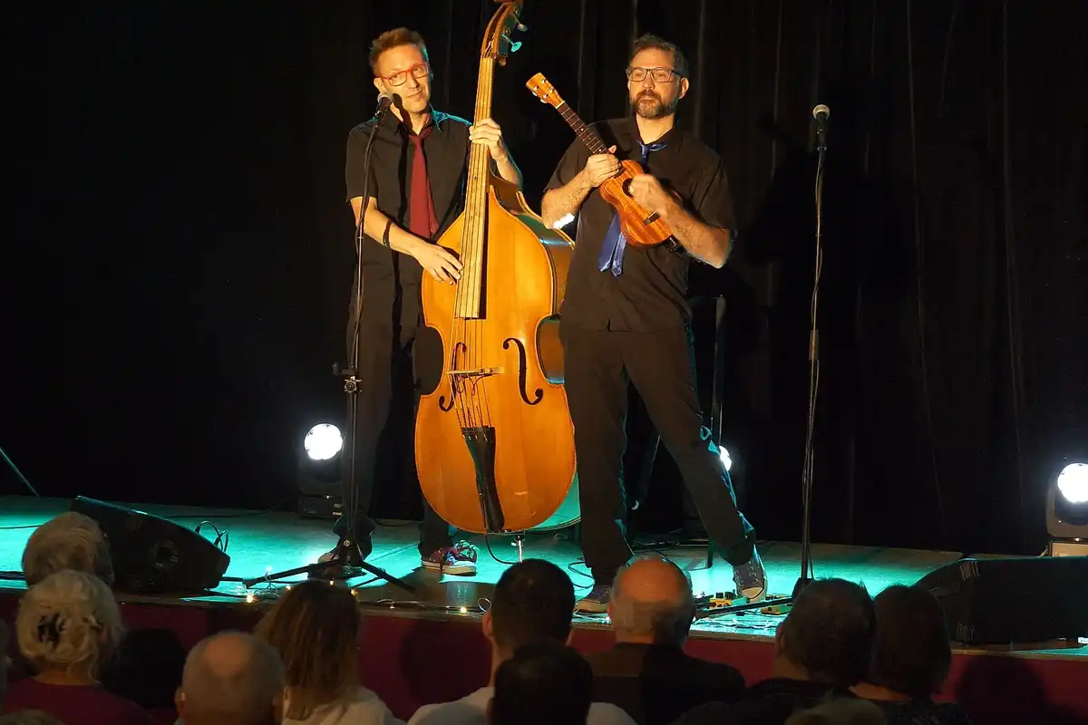 Duo Les Michels sur scène à Montagny-les-Lanches, public nombreux, 11 octobre