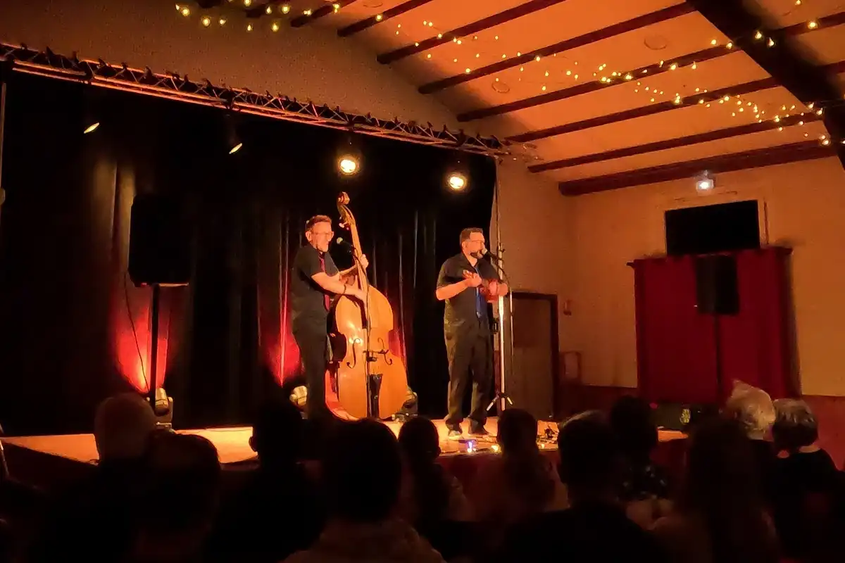 Ambiance de la salle lors du concert des Michels à Montagny-les-Lanches, 11 octobre