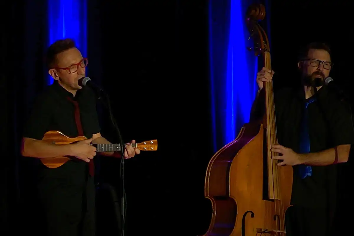 Les Michels en gros plan sur scène, ukulélé et contrebasse, Montagny-les-Lanches, 11 octobre