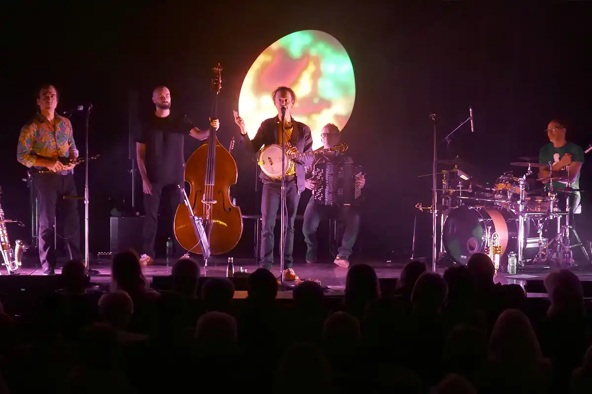 Tram en concert à Chavanod devant le public