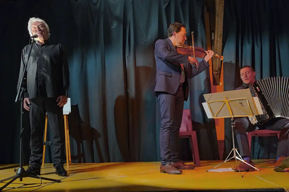 Alain Carré Dimitri et Julien Bouclier sur scène à Montagny-les-Lanches